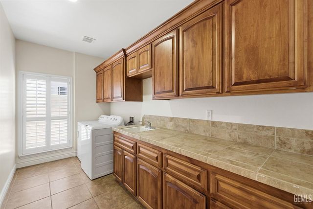2510 Edingal Drive, Bakersfield, CA 93311