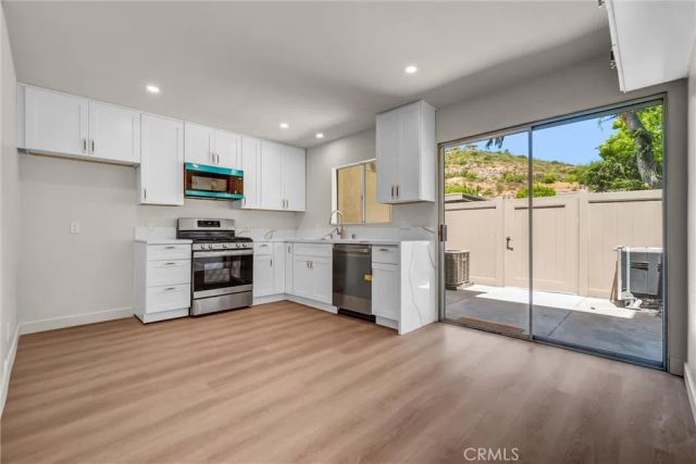 307 N Singingwood 8, Orange, CA 92869