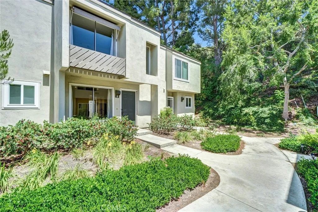 307 N Singingwood 8, Orange, CA 92869