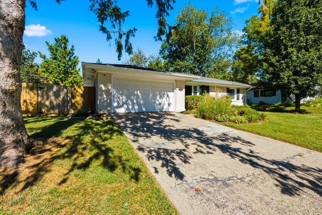 3475 Greentree Road, Lexington, KY 40517