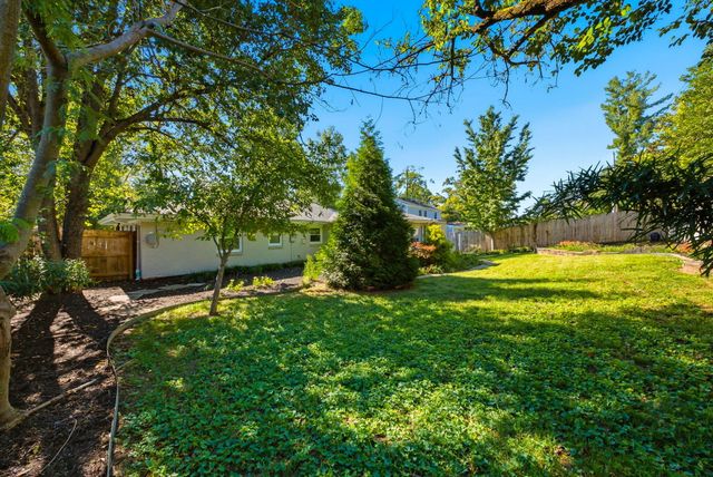 3475 Greentree Road, Lexington, KY 40517
