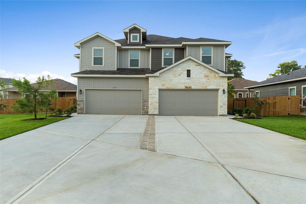 217 Oakcrest B, Conroe, TX 77304