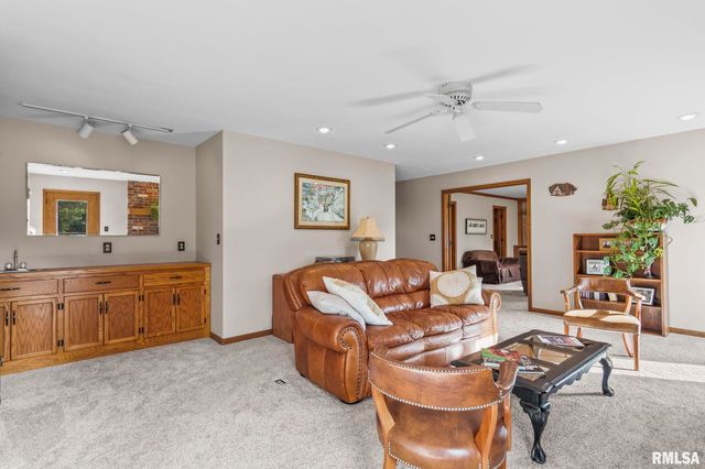 2000 OAK CREEK Road, Springfield, IL 62704