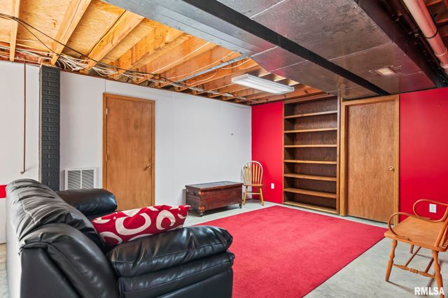 2000 OAK CREEK Road, Springfield, IL 62704