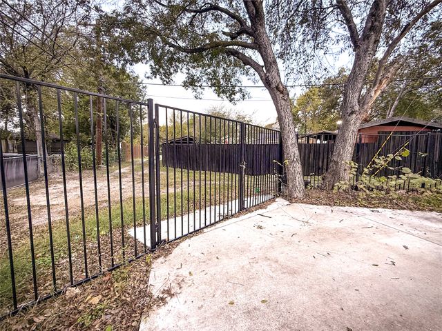 1315 Whitley Drive, Dallas, TX 75217