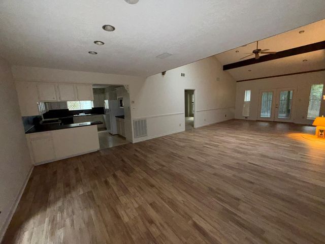 377 Rolling Hills Drive, Panorama Village, TX 77304