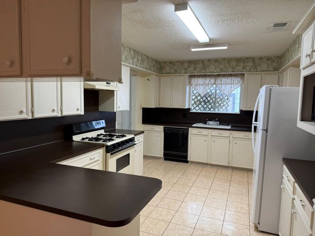 377 Rolling Hills Drive, Panorama Village, TX 77304