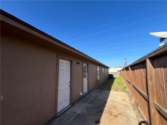 1838 El Monte St, Corpus Christi, TX 78417