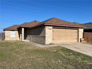 1838 El Monte St, Corpus Christi, TX 78417