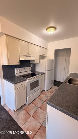 76 Manchester Court H, Freehold, NJ 07728