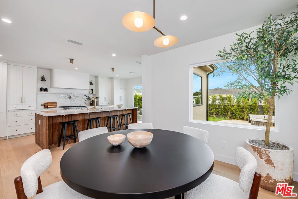 Image 14 of property listing at 5546 Marburn Avenue, Los Angeles, CA 90043