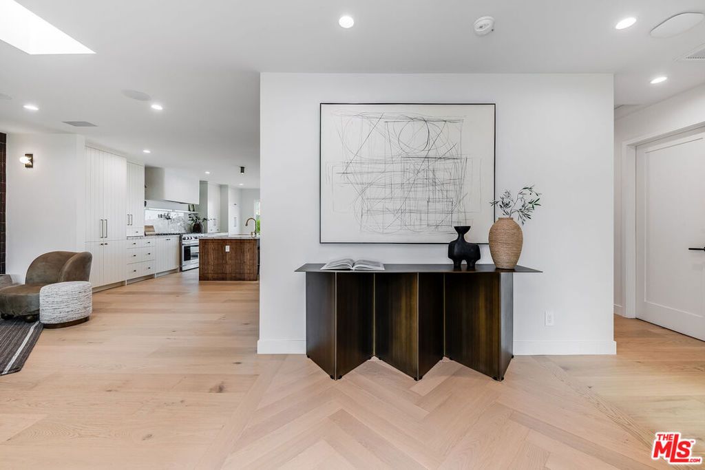 Image 4 of property listing at 5546 Marburn Avenue, Los Angeles, CA 90043