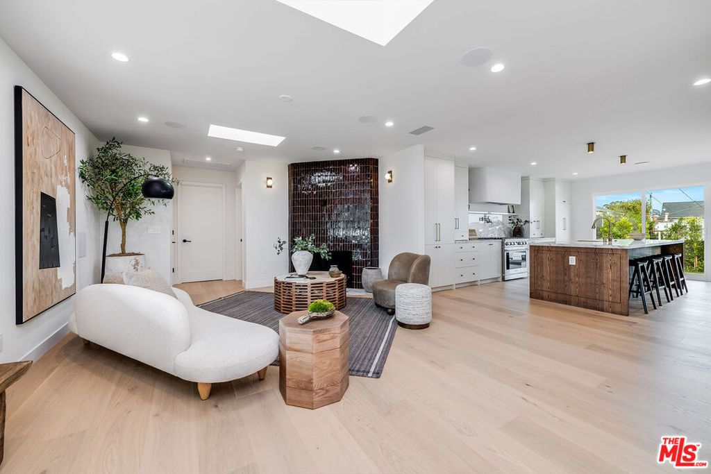 Image 5 of property listing at 5546 Marburn Avenue, Los Angeles, CA 90043