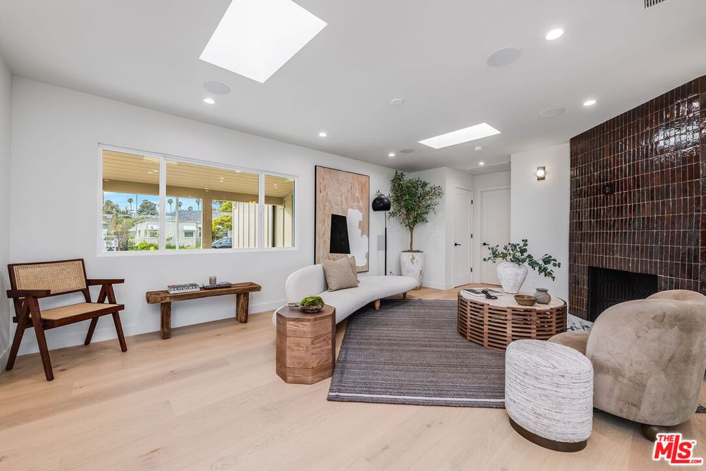 Image 6 of property listing at 5546 Marburn Avenue, Los Angeles, CA 90043