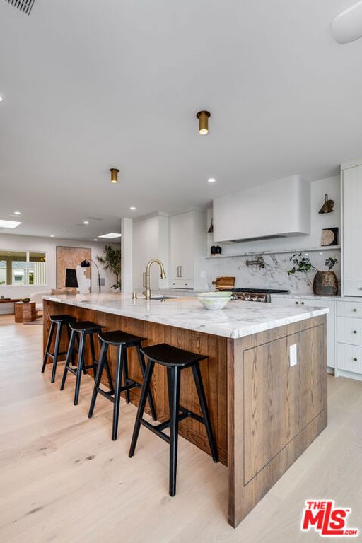 Image 9 of property listing at 5546 Marburn Avenue, Los Angeles, CA 90043