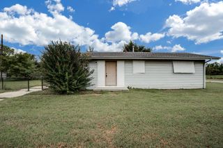 2236 E 53rd St S, Wichita, KS 67216