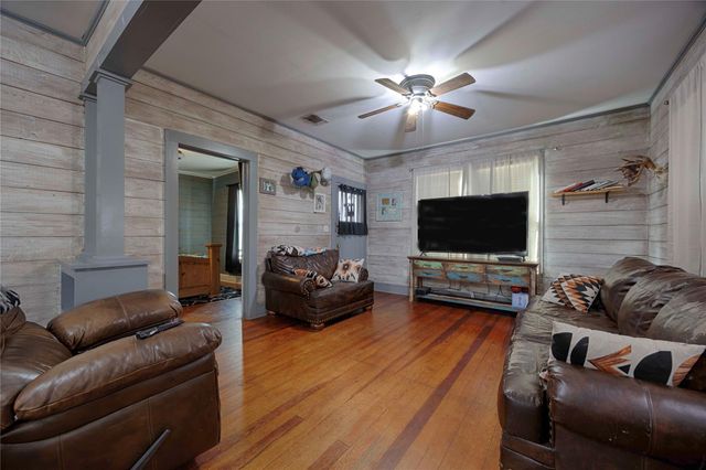 309 Anderson Street, Schulenburg, TX 78956