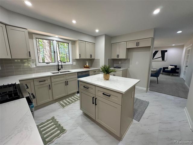 4233 State Road, Fort Gratiot, MI 48059