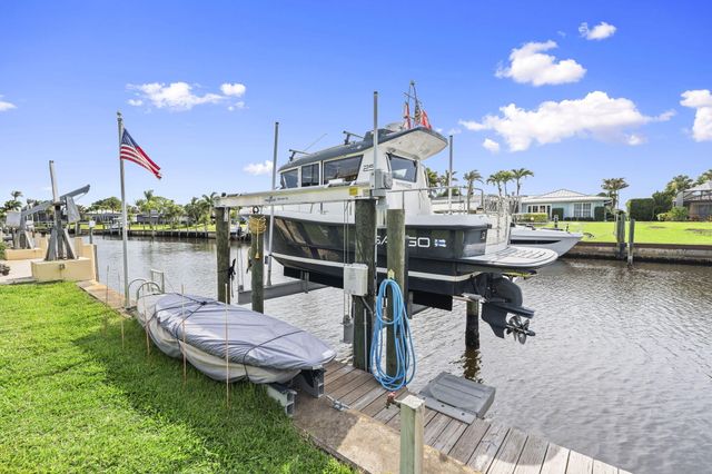 3374 SE Fairway E, Stuart, FL 34997