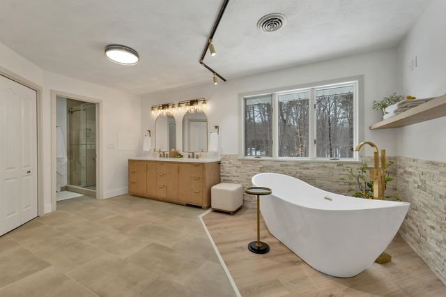 16 Fox Run Lane, Salem, NH 03079