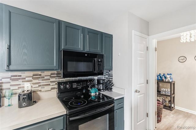 30513 Hidden Pines Lane, Roseville, MI 48066
