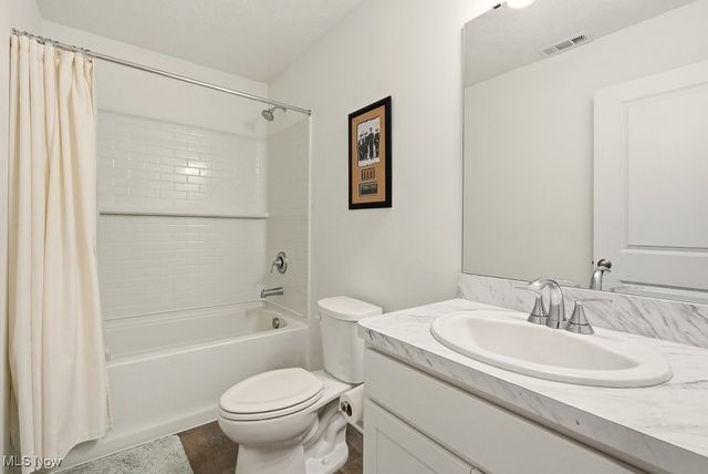 677 Crossings Lane, Akron, OH 44320