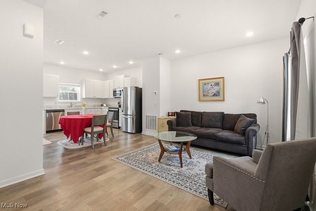 677 Crossings Lane, Akron, OH 44320