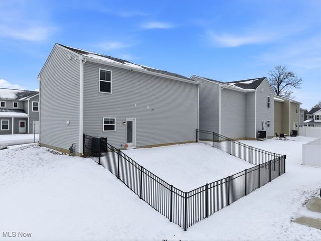 677 Crossings Lane, Akron, OH 44320