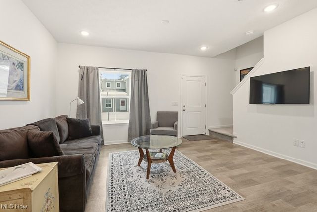 677 Crossings Lane, Akron, OH 44320