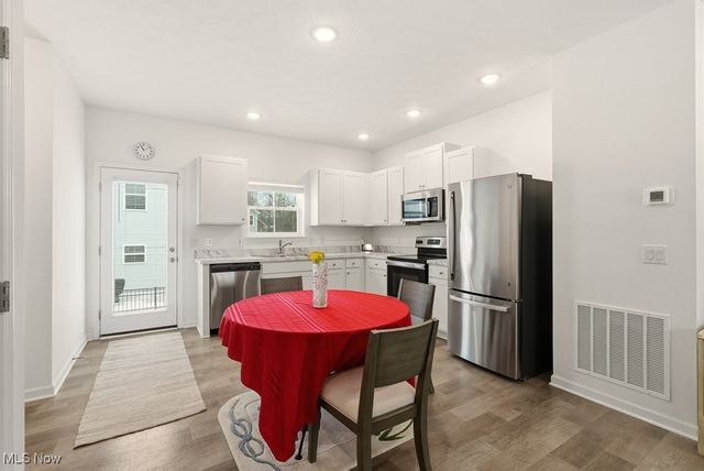 677 Crossings Lane, Akron, OH 44320