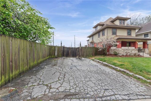 3424 Holmes Street, Kansas City, MO 64109