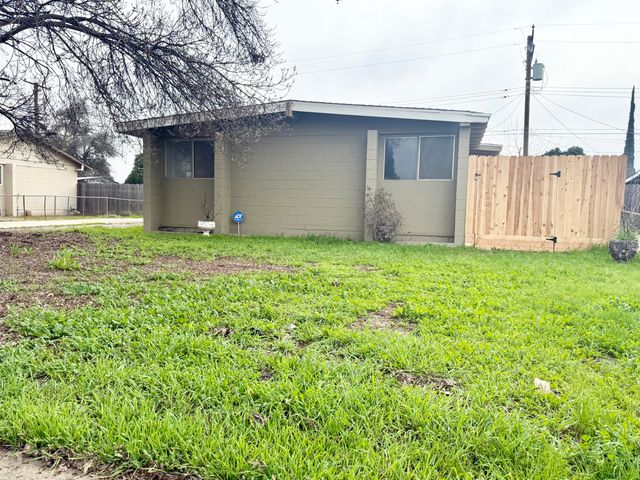 210 Sequoia Drive, Exeter, CA 93221