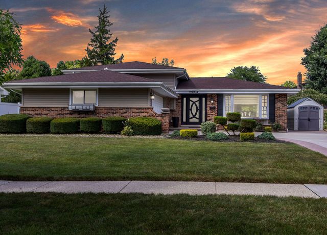 17W544 Sutton Place, Darien, IL 60561