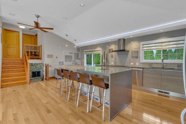 17W544 Sutton Place, Darien, IL 60561