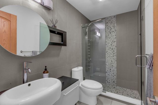 17W544 Sutton Place, Darien, IL 60561