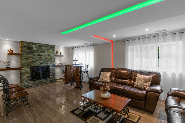 17W544 Sutton Place, Darien, IL 60561
