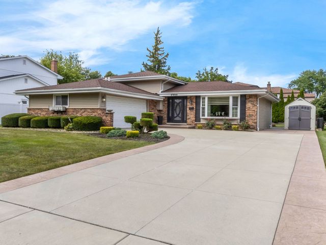 17W544 Sutton Place, Darien, IL 60561