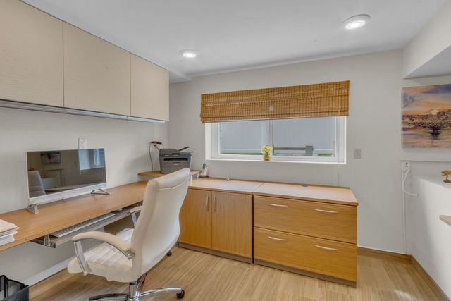 17W544 Sutton Place, Darien, IL 60561