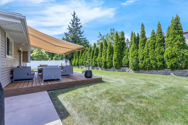 17W544 Sutton Place, Darien, IL 60561