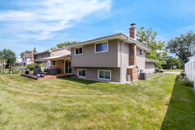 17W544 Sutton Place, Darien, IL 60561