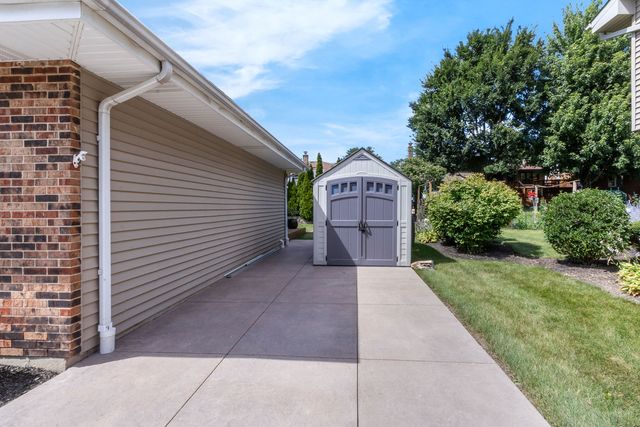 17W544 Sutton Place, Darien, IL 60561