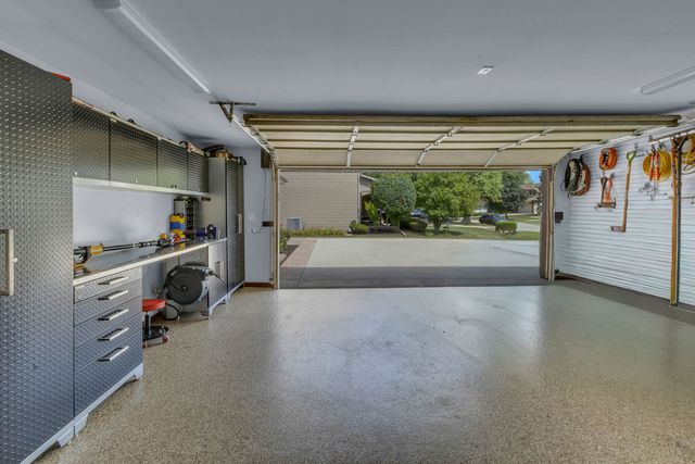 17W544 Sutton Place, Darien, IL 60561