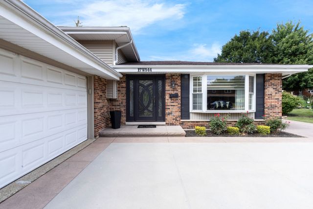 17W544 Sutton Place, Darien, IL 60561