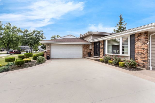 17W544 Sutton Place, Darien, IL 60561