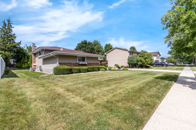 17W544 Sutton Place, Darien, IL 60561