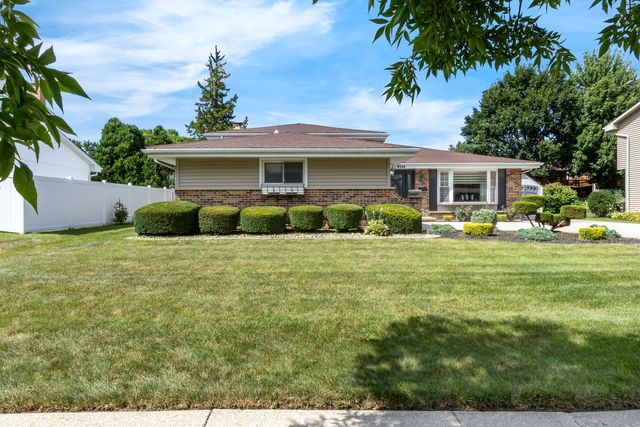 17W544 Sutton Place, Darien, IL 60561