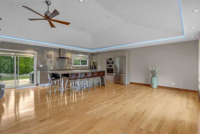 17W544 Sutton Place, Darien, IL 60561