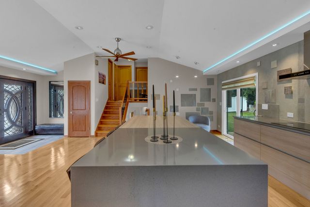 17W544 Sutton Place, Darien, IL 60561