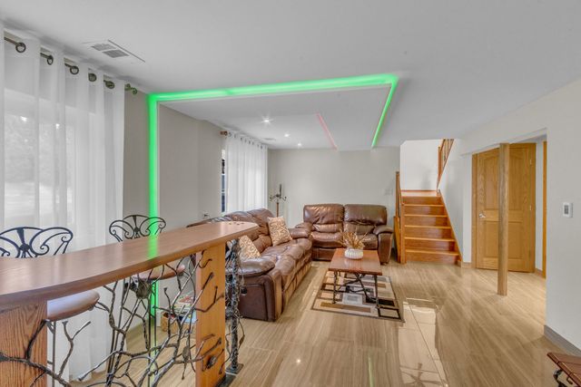 17W544 Sutton Place, Darien, IL 60561