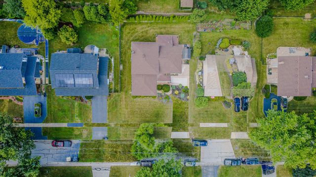 17W544 Sutton Place, Darien, IL 60561